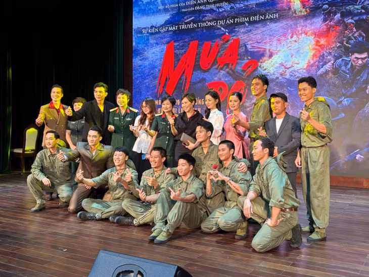 Dàn diễn viên phim “Mưa đỏ” quay ở Quảng Trị trong 81 ngày đêm. Ảnh: Huyền Chi