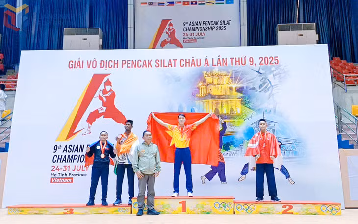 VĐV Quảng Ninh Đặng Thành Công (bục số 1) đoạt HCV nội dung seni solo creative.