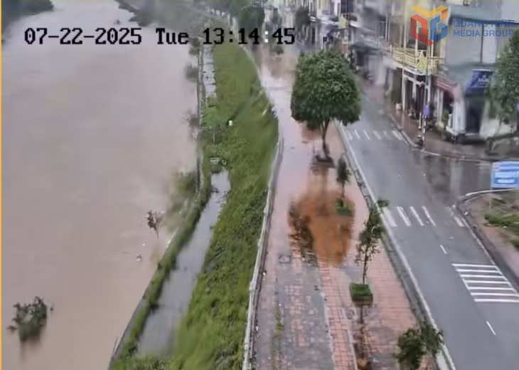Hình ảnh lũ trên sông Ba Chẽ được theo dõi sát sao qua hệ thống camera ở ven bờ.
