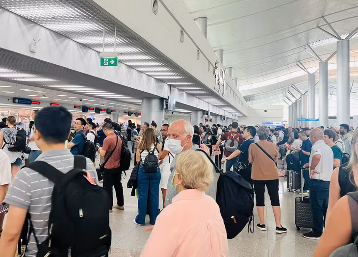 Du khách chờ làm thủ tục xuất cảnh tại sân bay Tân Sơn Nhất.