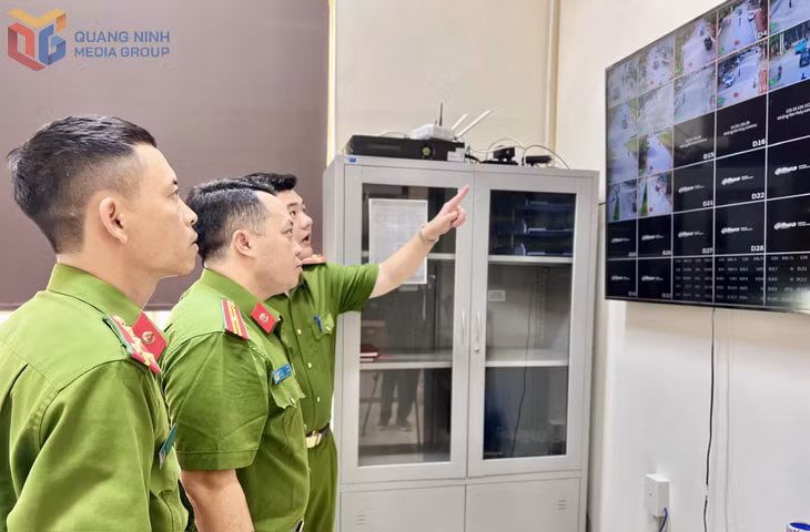 Công an phường Cao Xanh nắm bắt tình hình qua hệ thống camera AI giám sát an ninh trên địa bàn.