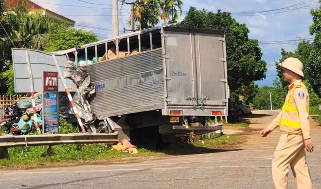 Xe ôtô tải đâm vào hộ lan khiến đầu xe bị hư hỏng nặng. Ảnh: Hàn Nguyên