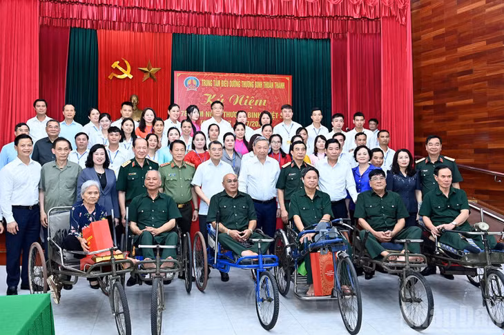 Tổng Bí thư Tô Lâm tặng quà thương binh nặng tại Trung tâm Điều dưỡng thương binh Thuận Thành (phường Ninh Xá, tỉnh Bắc Ninh).