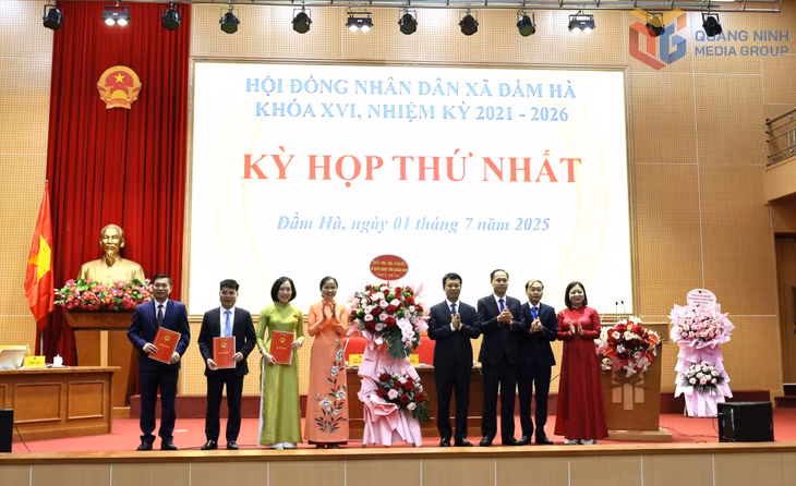 Đồng chí Nguyễn Hồng Dương, Ủy viên Ban Thường vụ Tỉnh ủy, Trưởng Ban Tuyên giáo và Dân vận Tỉnh ủy tặng hoa chúc mừng tại Kỳ họp thứ nhất, khóa XVI, nhiệm kỳ 2021- 2026 của HĐND xã Đầm Hà.