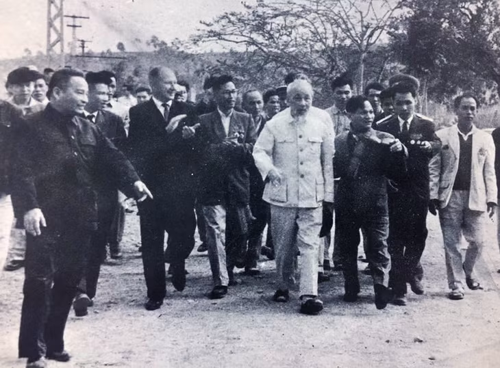 Bí thư Tỉnh ủy Nguyễn Thọ Chân tháp tùng Bác Hồ thăm Quảng Ninh tết Ất Tỵ 1965, một năm sau khi thành lập tỉnh. Ảnh tư liệu.