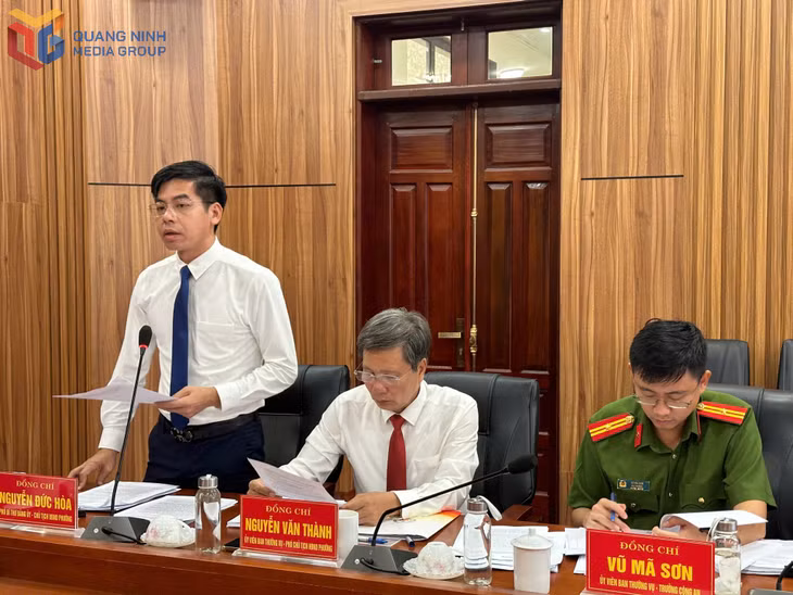 Đồng chí Nguyễn Đức Hòa, Chủ tịch UBND phường Uông Bí báo cáo về tờ trình phát triển kinh tế - xã hội và đảm bảo an ninh quốc phòng năm 2025