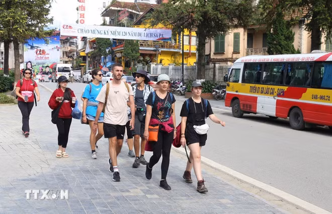 Khách du lịch quốc tế đến với Sa Pa. (Ảnh: Quốc Khánh/TTXVN)