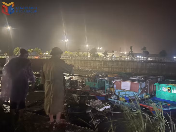 Lực lượng chức năng tiếp tục rà soát tại các khu vực neo đậu tàu bè, bến bãi, không để người dân quay trở lại khi chưa đảm bảo an toàn tuyệt đối.