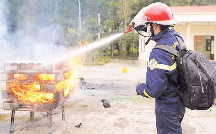 Phòng Cảnh sát Phòng cháy chữa cháy và Cứu hộ cứu nạn, Công an tỉnh Tuyên Quang thử nghiệm sản phẩm gel chữa cháy đa năng của Viện Hóa học. (Ảnh HÀ GIANG)