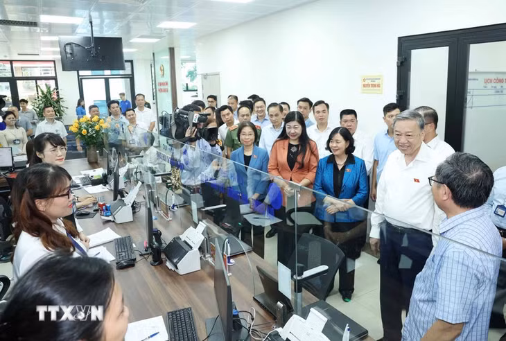 Tổng Bí thư Tô Lâm thăm Trung tâm phục vụ hành chính công phường Đống Đa, Hà Nội. (Ảnh: Thống Nhất/TTXVN)