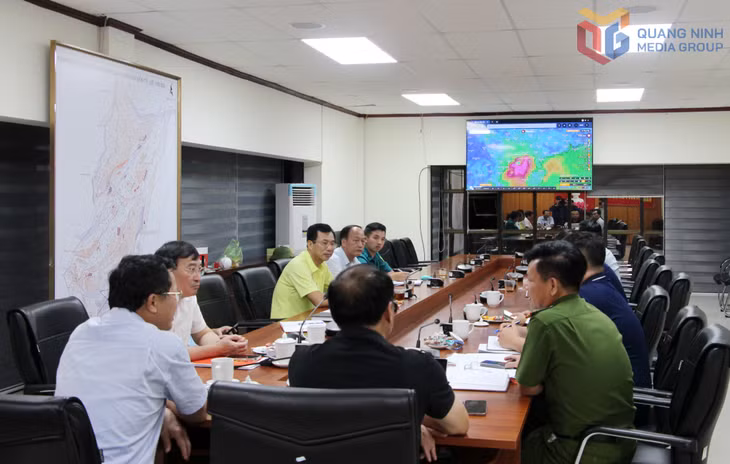 Các đồng chí lãnh đạo Đảng ủy, chính quyền và Ban Chỉ huy PCTT-TKCN và PTDS đặc khu Vân Đồn trực xuyên đêm theo dõi, chỉ đạo các biện pháp phòng, chống bão số 3.