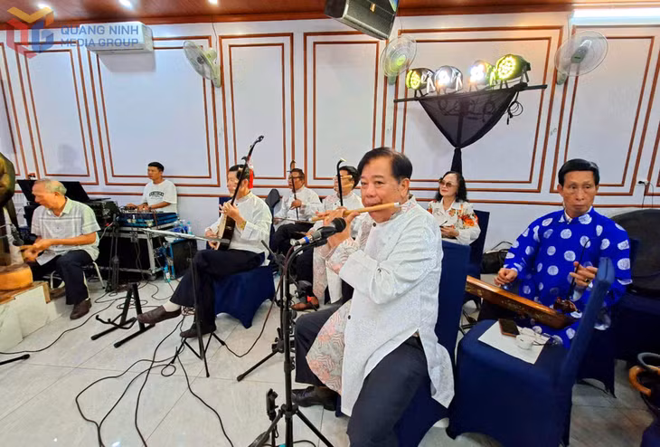 CLB trang bị đầy đủ nhạc cụ, âm thanh, áng sáng để các buổi biểu diễn thêm phần sinh động, hấp dẫn.