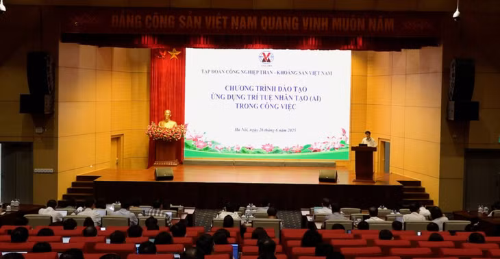 Chương trình đào tạo “Ứng dụng trí tuệ nhân tạo (AI) trong công việc" do Tập đoàn Công nghiệp Than - Khoáng sản Việt Nam tổ chức cuối tháng 6/2025.