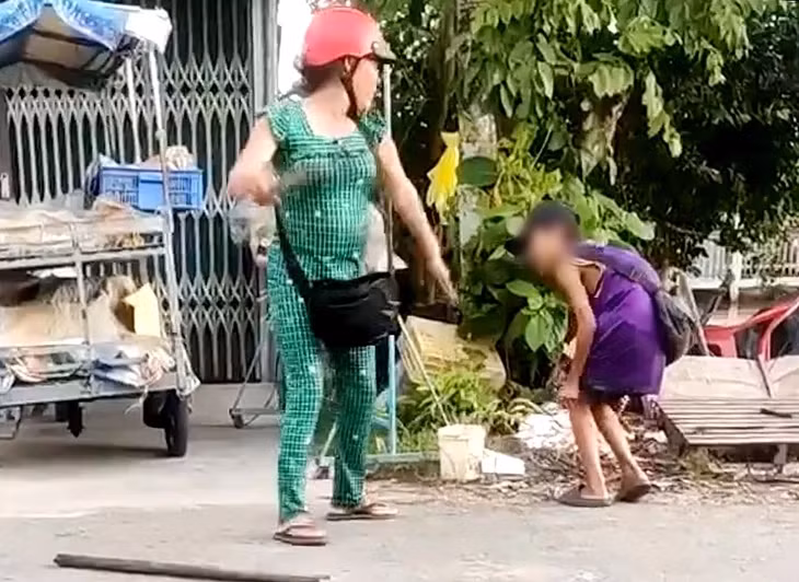 Ôm vé số, hai cháu nhỏ bị cô ruột đánh - Ảnh: Chụp màn hình