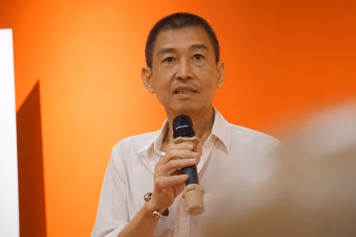 Họa sĩ Lê Thiết Cương trong buổi ra mắt cuốn Kinh địa tạng do ông bỏ tiền bạc, công sức ra thiết kế và in thật đẹp năm 2024, khi ông đang điều trị bệnh - Ảnh: T.ĐIỂU
