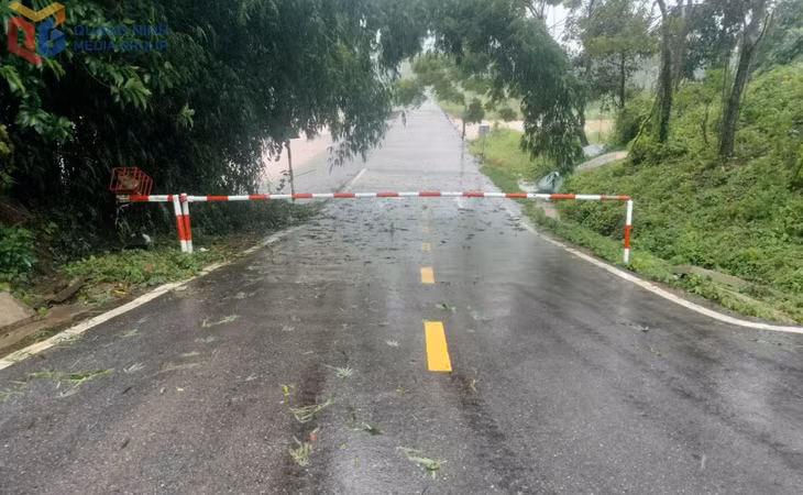 Nước dâng cao trên các đập tràn.