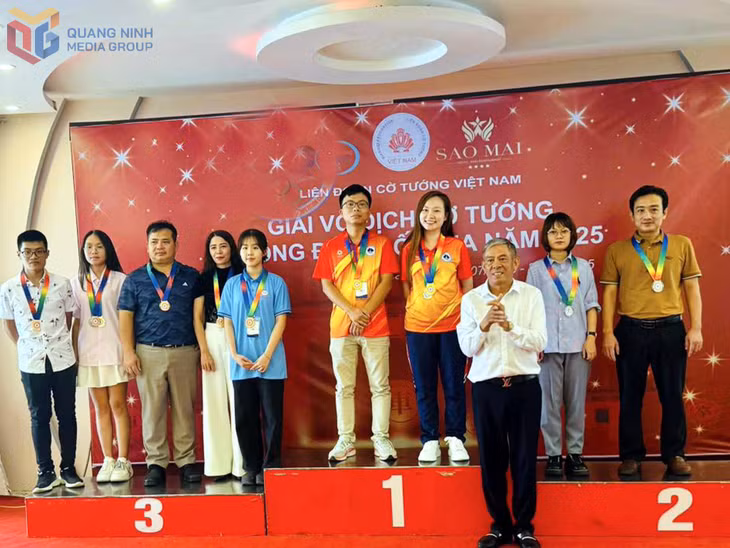 Cặp VĐV Quảng Ninh: Phí Mạnh Cường; Trịnh Thuý Nga (bục số 1) nhận HCV nội dung đôi nam nữ Cờ chớp.