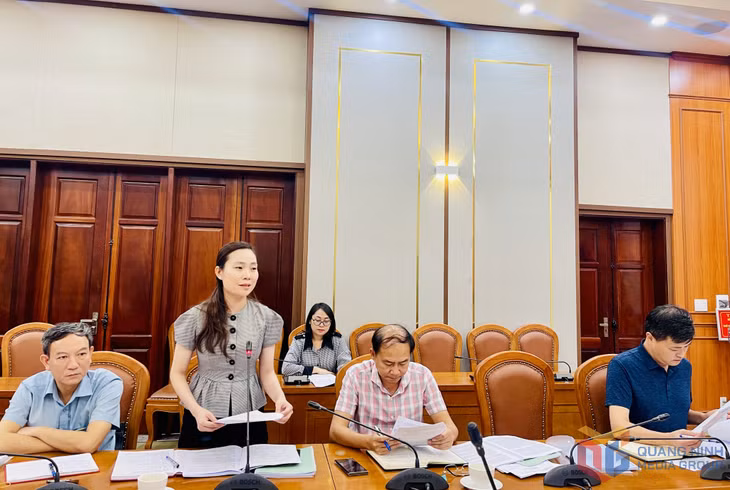 Đại diện Ban Thường vụ Đảng ủy phường Hà Lầm báo cáo, làm rõ thêm công tác chuẩn bị Đại hội đại biểu Đảng bộ phường lần thứ nhất, nhiệm kỳ 2025-2030 tại buổi làm việc.