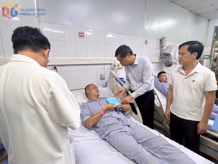 Lãnh đạo tỉnh trao hỗ trợ cho nạn nhân bị thương.