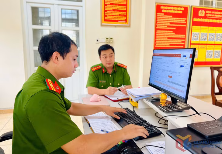 Công an phường Hà Tu thực hiện nhập dữ liệu công dân.