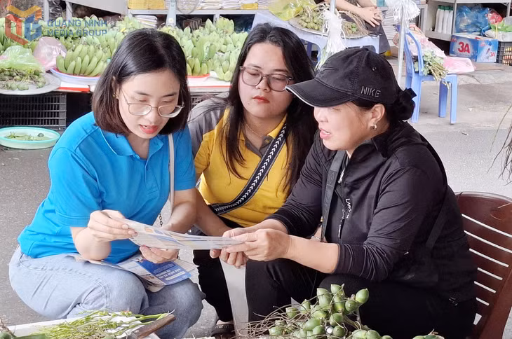 Cán bộ BHXH khu vực VIII cùng cán bộ Bưu điện tỉnh tuyên truyền vận động người dân tham gia BHXH tự nguyện, BHYT hộ gia đình tại phường Hồng Gai (tháng 4/2025).