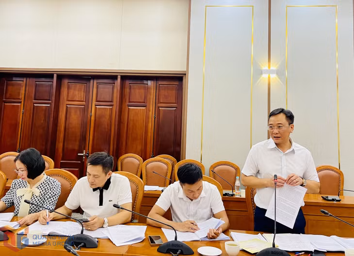 Đại diện Ban Thường vụ Đảng ủy phường Hoành Bồ báo cáo công tác chuẩn bị Đại hội đại biểu Đảng bộ phường Hoành Bồ lần thứ nhất, nhiệm kỳ 2025-2030 tại buổi làm việc.