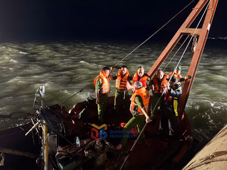 Các lực lượng chức năng có mặt tại hiện trường triển khai biện pháp cứu nạn.