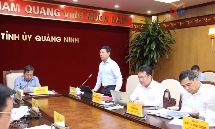 Đồng chí Phạm Đức Ấn, Phó Bí thư Tỉnh ủy, Chủ tịch UBND tỉnh, phát biểu tại hội nghị.