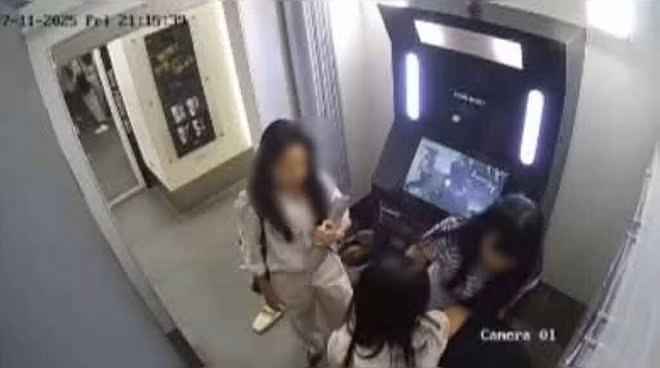 Cô gái Việt Nam bị tấn công trong tiệm chụp ảnh ở Hà Nội. Ảnh trích xuất từ camera
