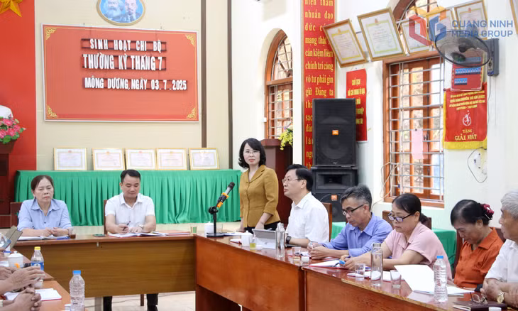 Đồng chí Trịnh Thị Minh Thanh, Phó Bí thư Thường trực Tỉnh ủy, Chủ tịch HĐND tỉnh, phát biểu tại buổi sinh hoạt chi bộ thường kỳ tháng 6 Chi bộ khu phố 6, phường Mông Dương.