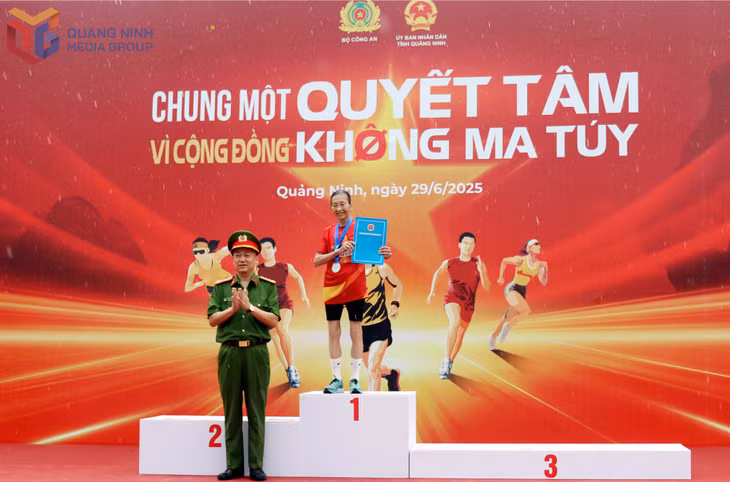 Cụ Nguyễn Thị Việt Dung được vinh danh là nhân vật truyền cảm hứng tại Giải chạy “Chung một quyết tâm - Vì cộng đồng không ma túy” sáng 29/6/2025 tại Hạ Long.
