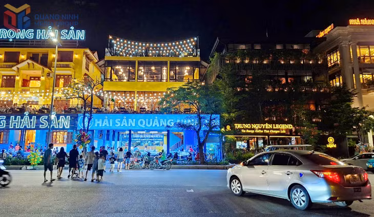 Ẩm thực và các hoạt động kinh tế đêm nhộn nhịp ở khu du lịch Bãi Cháy góp phần thúc đẩy du lịch dịch vụ, thu hút du khách.