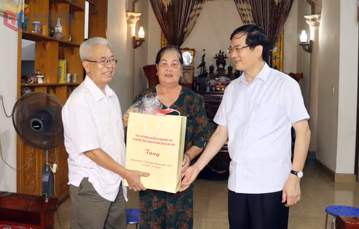 &nbsp;Đồng chí Phó Bí thư Tỉnh uỷ thăm, động viên thương binh hạng 1/4 Phùng Đức Thành (khu Cầu Sến, phường Yên Tử).