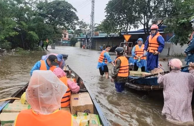 Nhiều dịch bệnh xuất hiện trong mùa mưa lũ. Ảnh: Phi Long