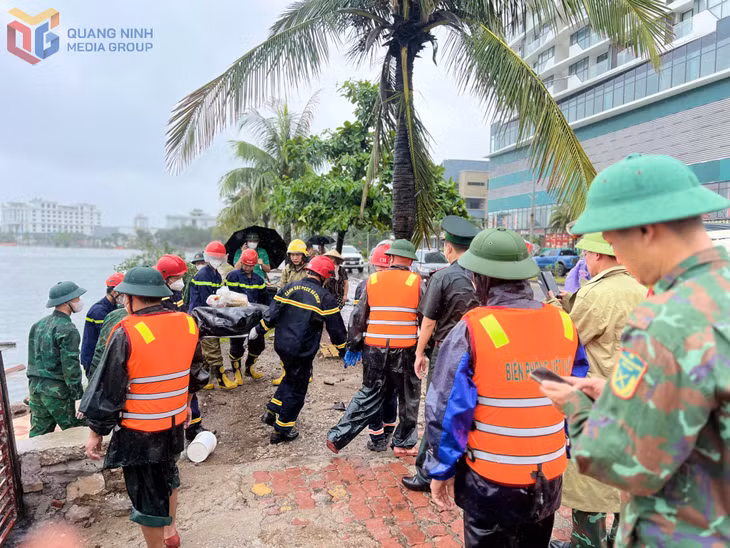 Lực lượng cứu hộ đưa thi thể lên bờ và bàn giao cho cơ quan chức năng.