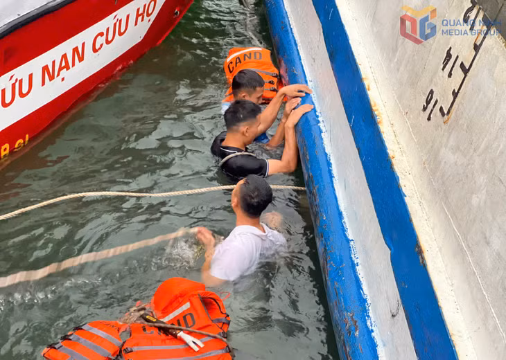 Thợ lặn được huy động tiếp cận từ nhiều hướng cứu nạn tàu bị đắm.