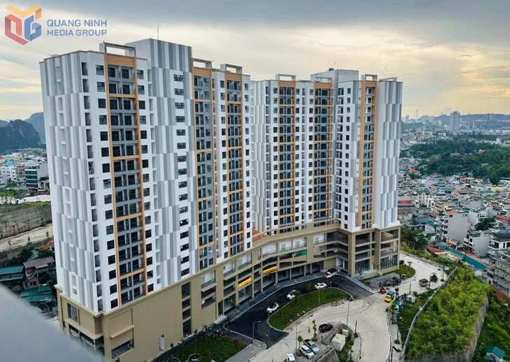 Dự án NƠXH Khu dân cư đồi Ngân hàng, TP Hạ Long cơ bản hoàn thành các hạng mục đầu tư chính, nhà thầu đang tập trung hoàn thành các hạng mục phía ngoài tòa nhà.