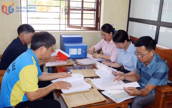 Cán bộ Ban Xây dựng Đảng xã Hoành Mô rà soát hồ sơ đảng viên.&nbsp;