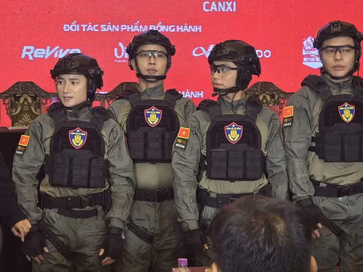 Các chiến sĩ trong buổi ra mắt Chiến sĩ quả cảm - Ảnh: HOÀNG LÊ