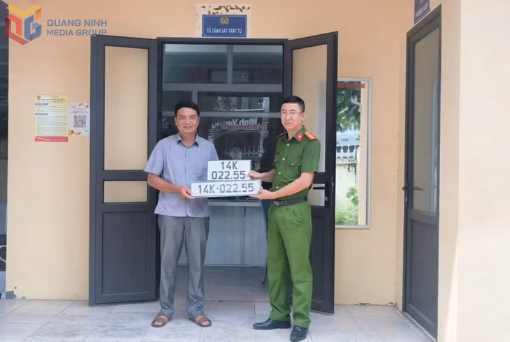 Công an xã Quảng Hà cấp đăng ký, biển số xe cho công dân sau sáp nhập.