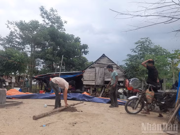 Bà con lối xóm hỗ trợ các gia đình chuẩn bị hậu sự cho các cháu.