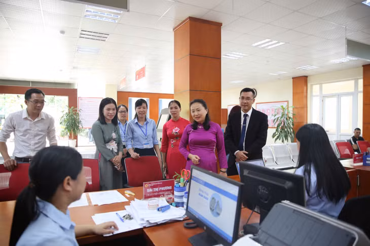 Đồng chí Vi Ngọc Bích, Phó Chủ tịch Thường trực HĐND tỉnh thăm và trao đổi với người dân làm thủ tục tại Trung tâm Phục vụ hành chính công xã Bình Liêu.