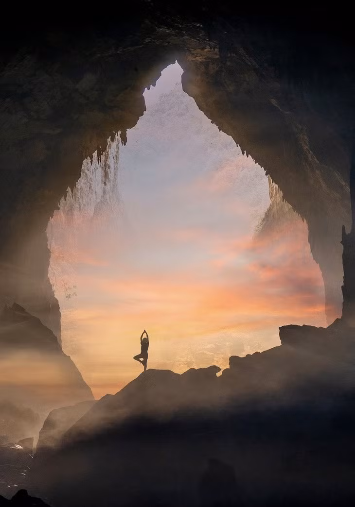 Hang Mây trước đây thuộc địa phận xã Tả Lủng, huyện Đồng Văn, tỉnh Hà Giang cũ, nay là xã Đồng Văn, tỉnh Tuyên Quang. Vị trí hang nằm trên tuyến đường nối huyện Đồng Văn và huyện Mèo Vạc cũ.