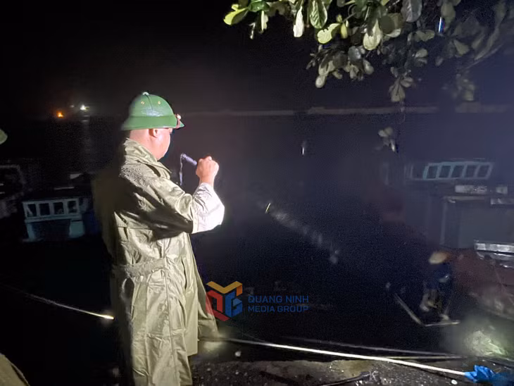"Việc kiểm tra, rà soát được thực hiện kỹ lưỡng, đảm bảo không còn người dân dưới các tàu thuyền tại khu vực neo đậu