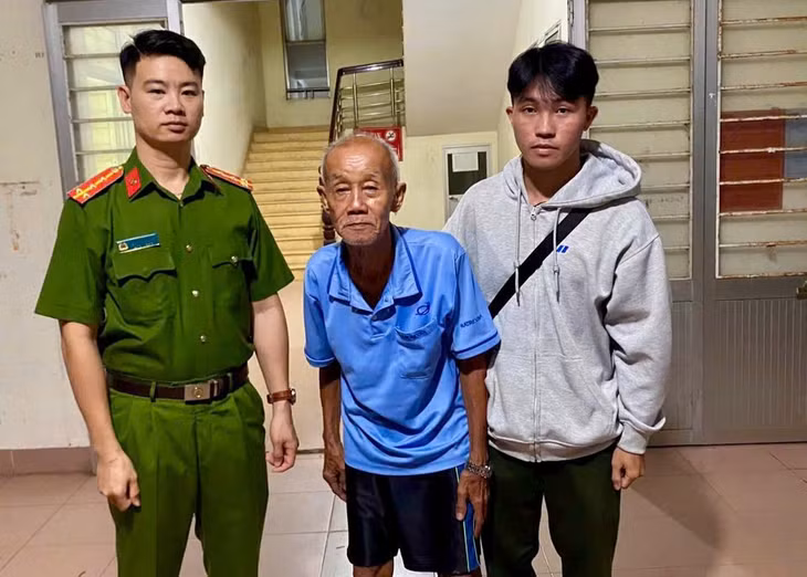 Công an xã Thủ Thừa bàn giao cụ ông 77 tuổi đi lạc cho gia đình.
