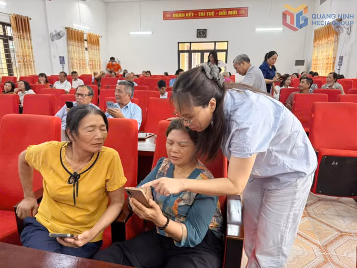 Hội viên phụ nữ tra cứu VNeID và cài đặt các phần mềm ứng dụng chuyển đổi số.