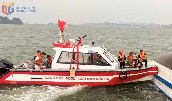 Lực lượng chức năng có mặt kịp thời cứu hộ tàu bị đắm.
