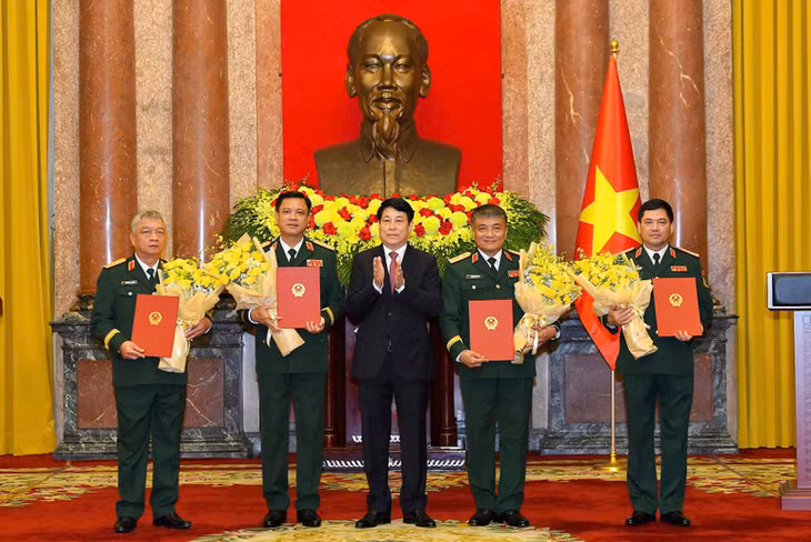 Chủ tịch nước trao quyết định thăng quân hàm Thượng tướng.