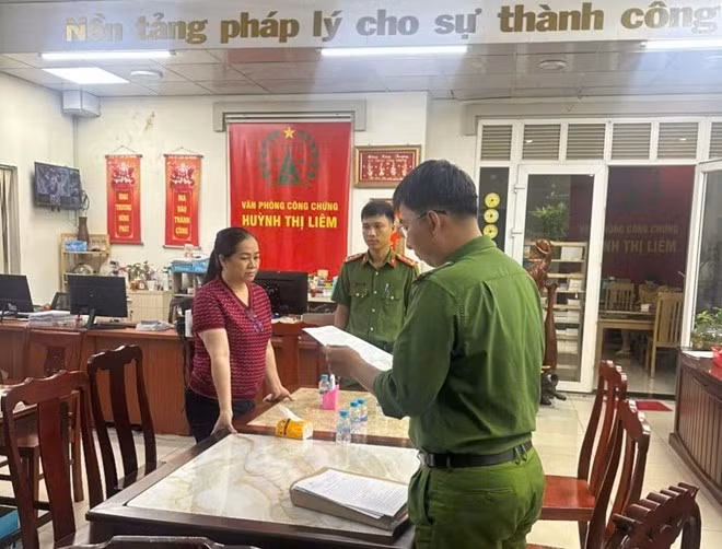 Cơ quan điều tra thi hành lệnh bắt đối với Huỳnh Thị Liêm - Công chứng viên. Ảnh: Công an tỉnh Đồng Nai
