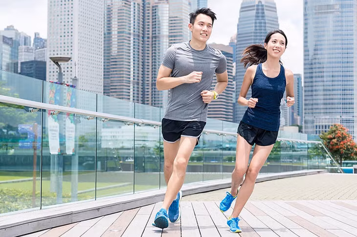 Tập thể dục đều đặn, đặc biệt là các bài tập aerobic cường độ vừa phải, có thể giúp bạn ngủ ngon hơn.
